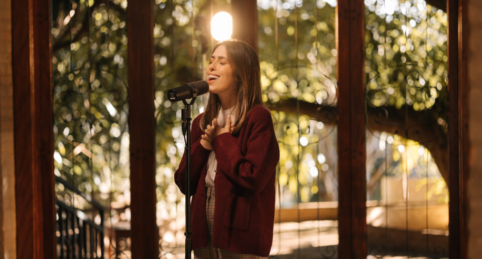 Vocalista do Central 3, Gabriela Maganete estreia em carreira solo com o single “Nuvem no Deserto”