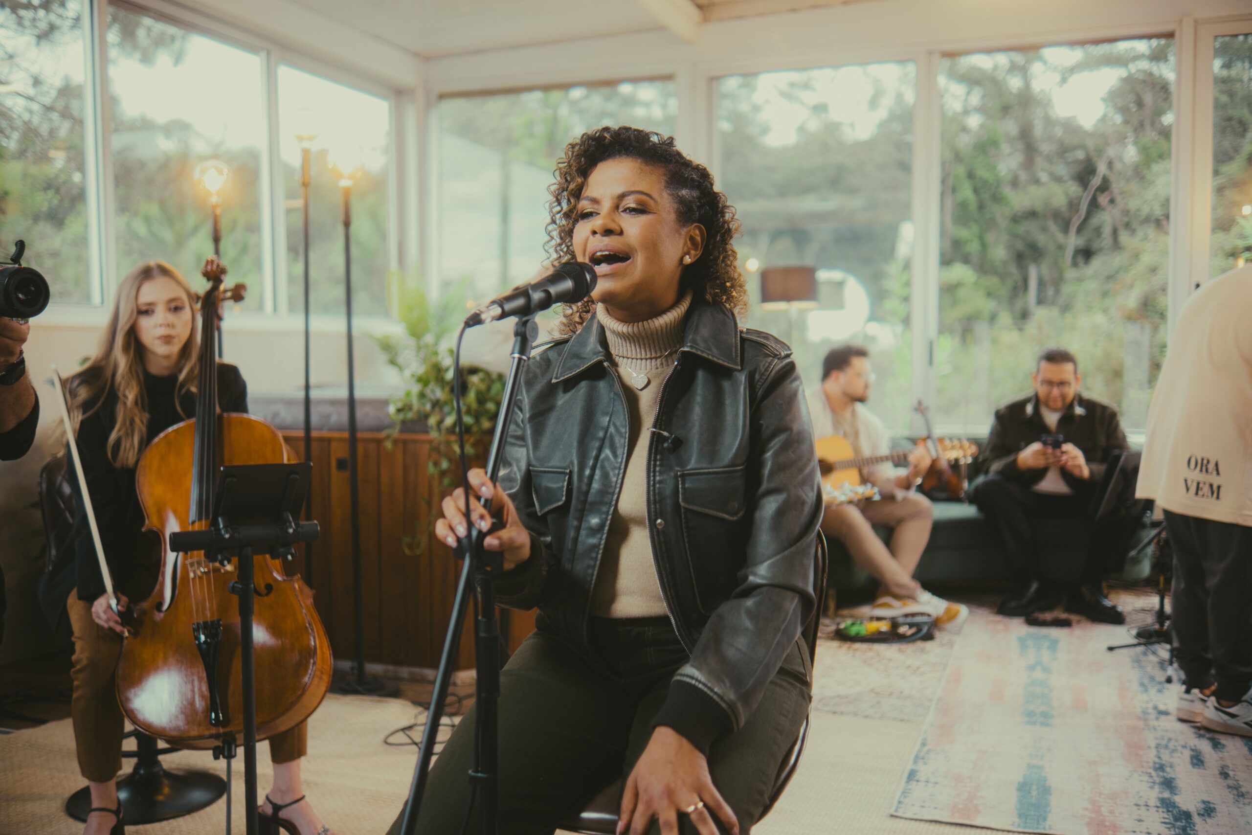 Gravado em casa, Nívea Soares lança primeira faixa de novo projeto acústico