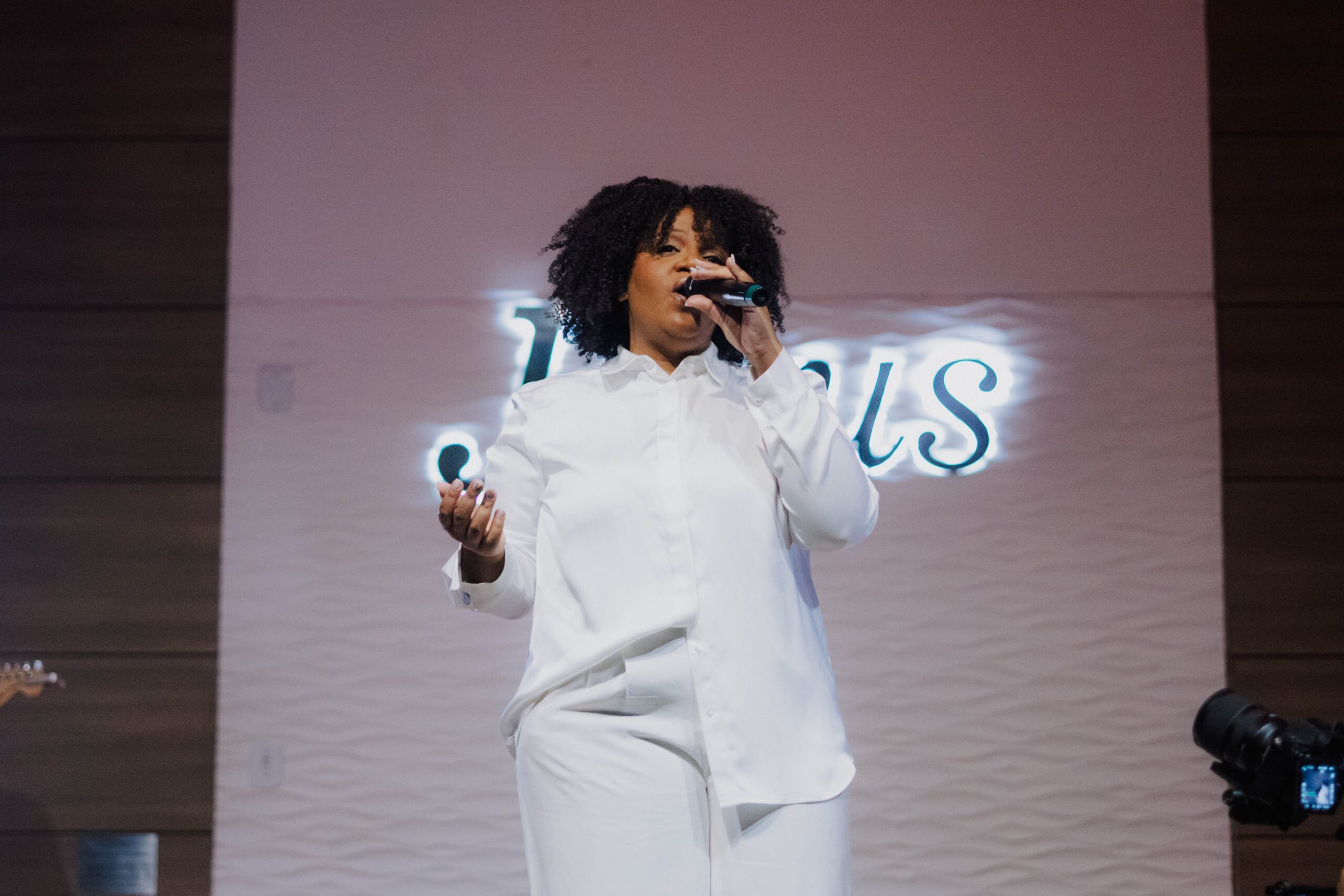 Kezia Roberta, prima de Xande de Pilares, apresenta o EP ao vivo “Vaso Imperfeito”
