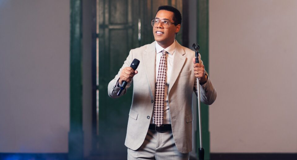 “Tijolinho por Tijolinho” de Alex Soares torna-se hino de reconstrução e chega a 1,5 milhão de views