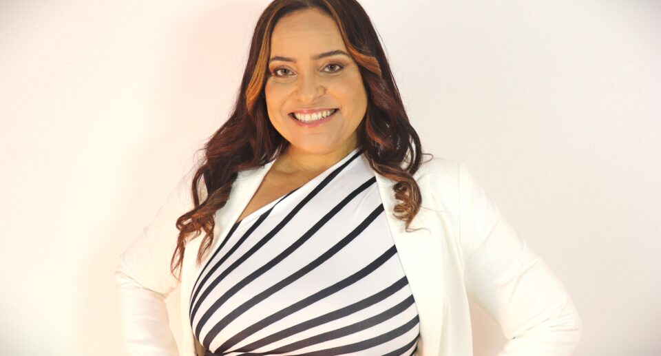 A apresentadora Alessandra Santos. Foto: Divulgação.