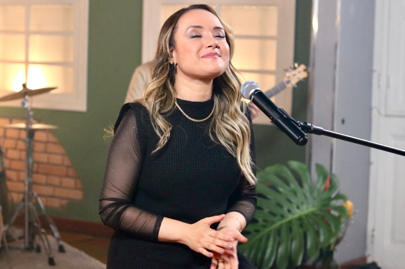 Herika Cristina apresenta “Vai Tudo Bem”, uma canção de fé que nasce no meio da dor e ecoa esperança