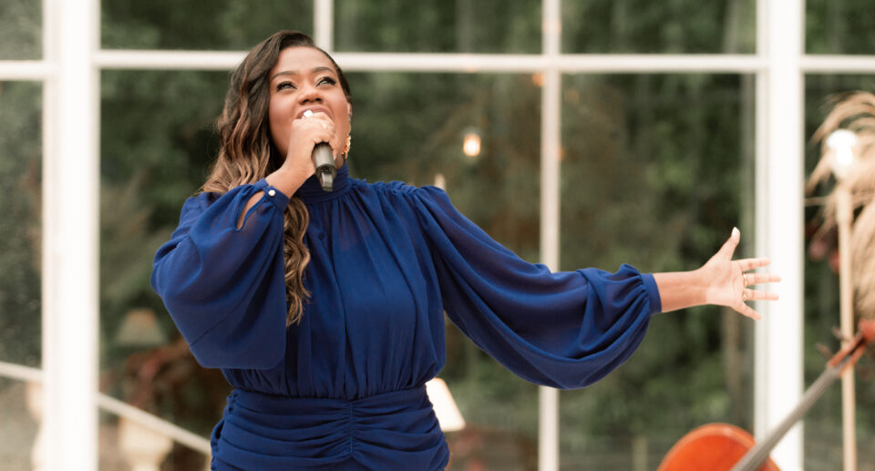 Nathália Braga lança o álbum “Deus É!” e o clipe da canção “Me Revelo” pela Onimusic