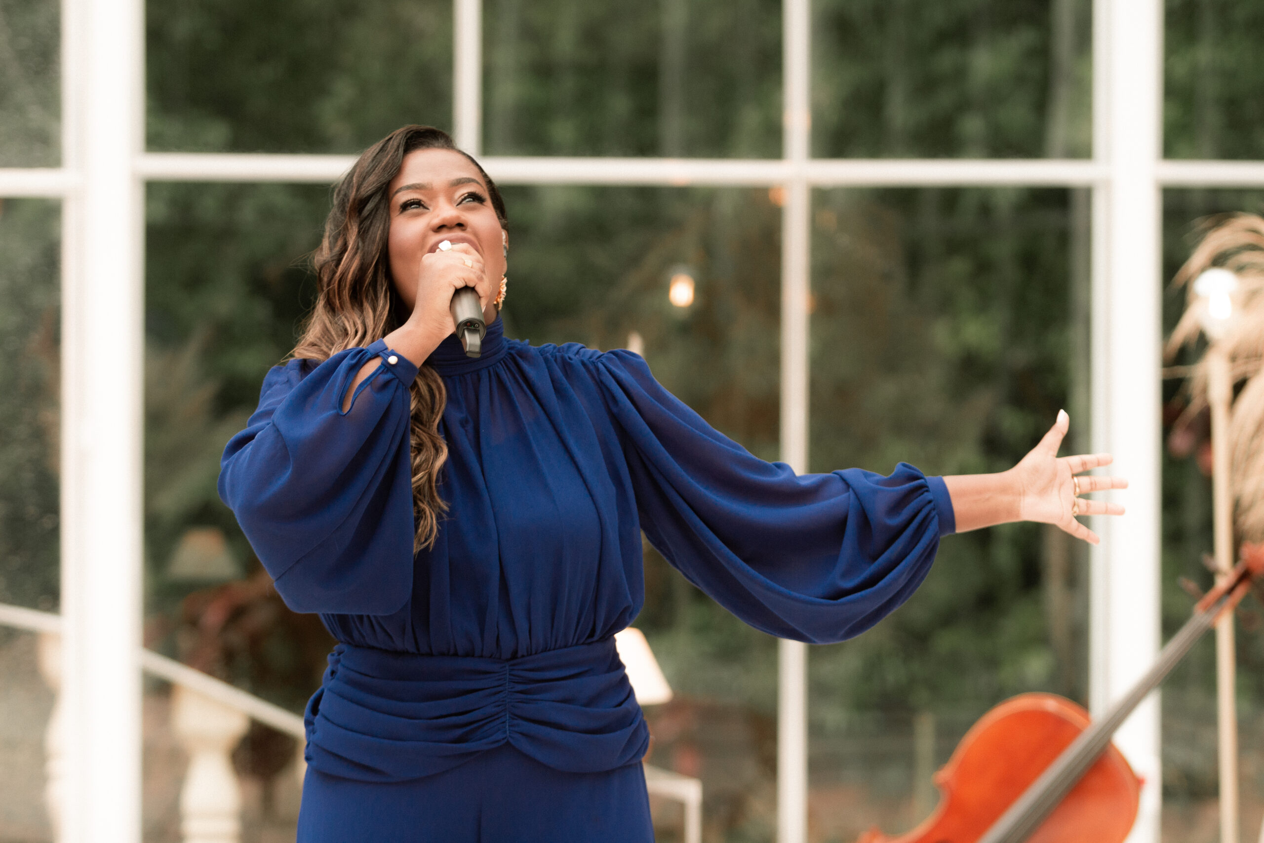 Nathália Braga lança o álbum “Deus É!” e o clipe da canção “Me Revelo” pela Onimusic