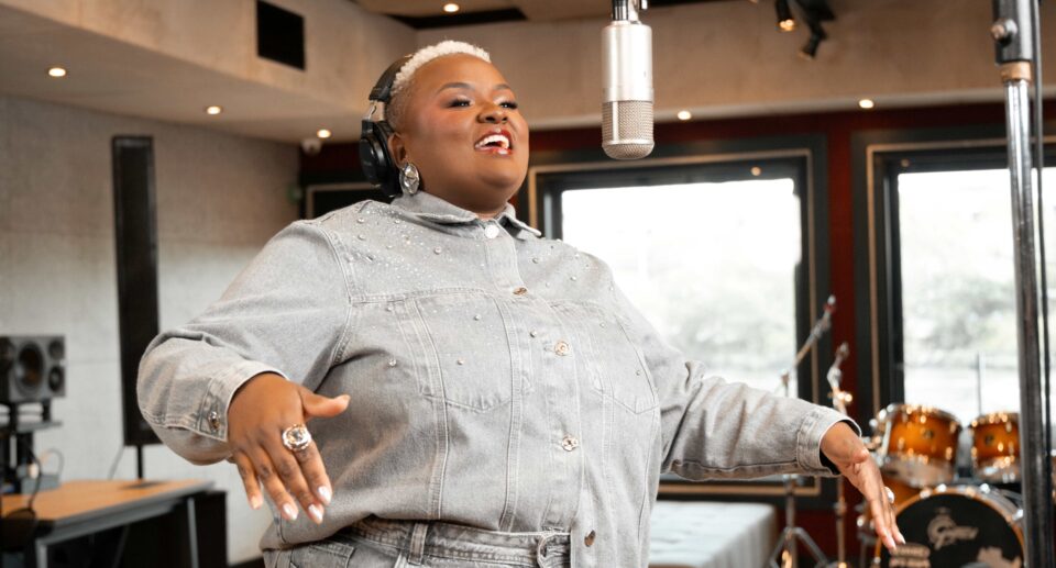 Vencedora do Estrela da Casa, Thainá Gonçalves aposta na mistura do jazz com R&B em seu primeiro single