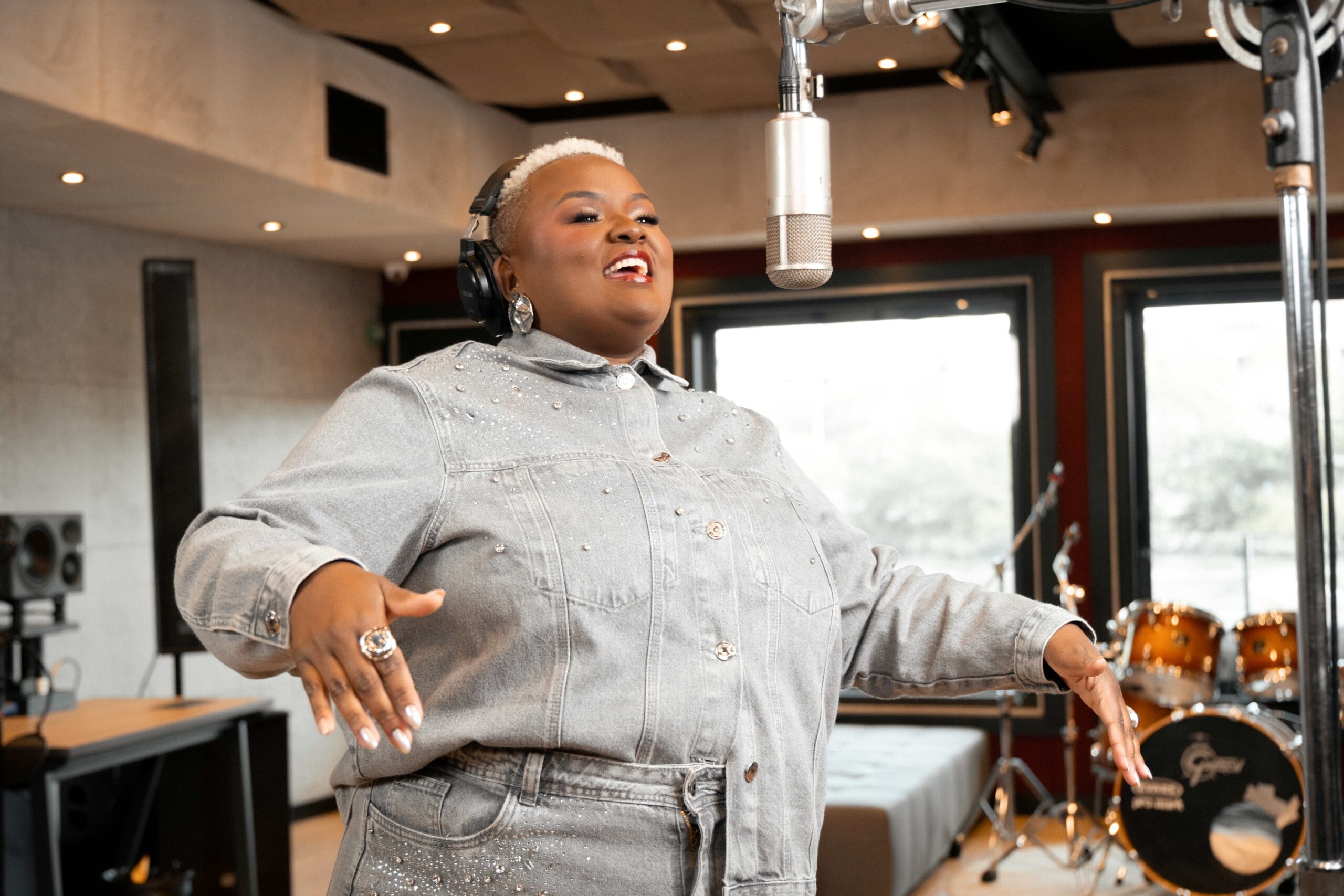 Vencedora do Estrela da Casa, Thainá Gonçalves aposta na mistura do jazz com R&B em seu primeiro single