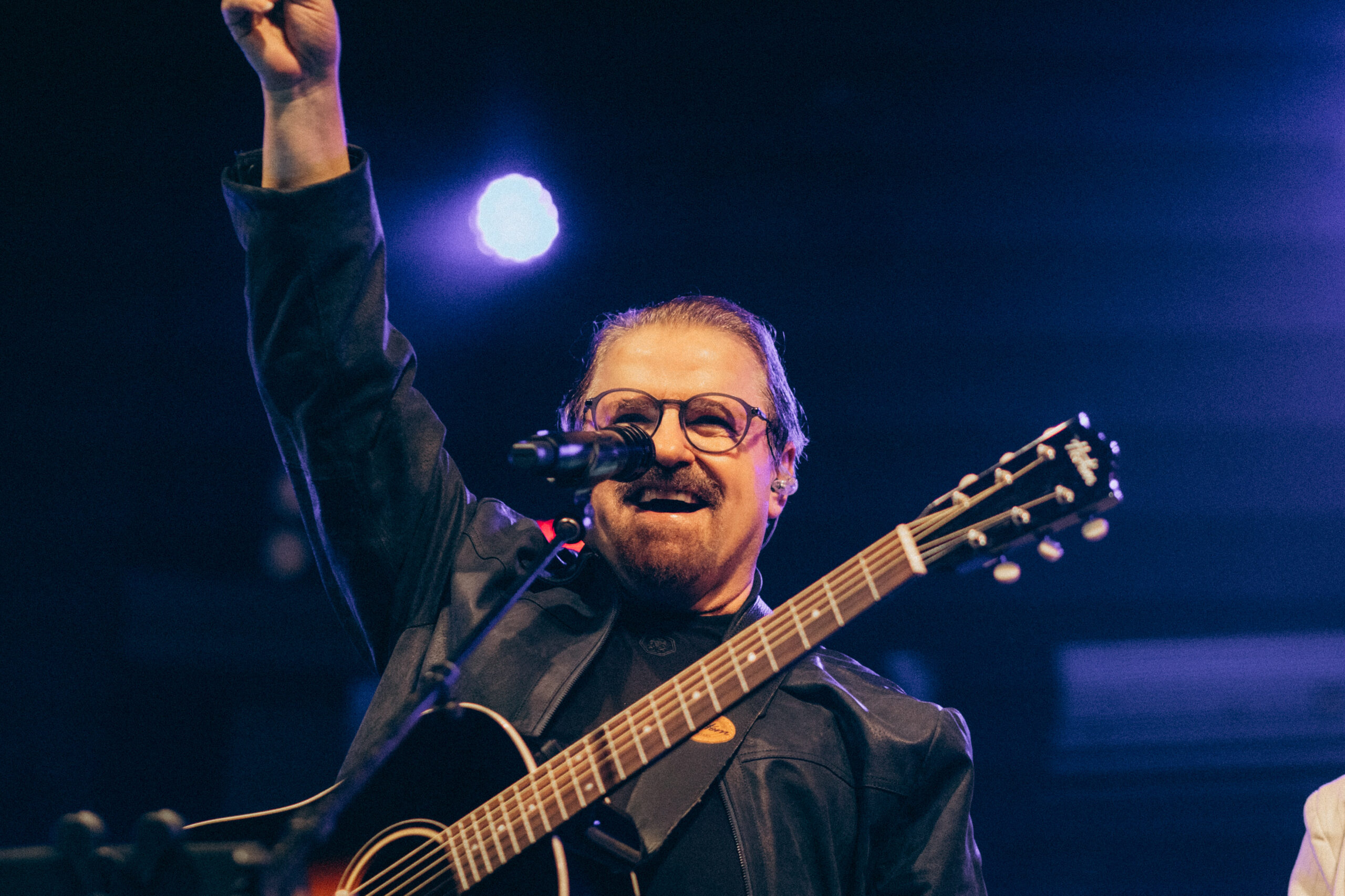 Asaph Borba celebra 50 anos de carreira reunindo seus grandes sucessos em projeto especial
