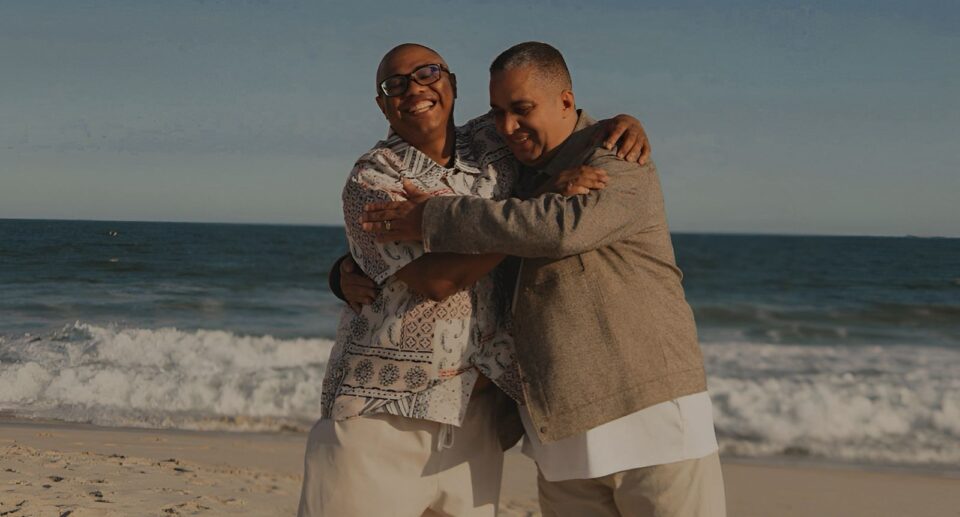 Carlos Meneleu e Waguinho lançam o samba gospel “Deixe-me em Paz”