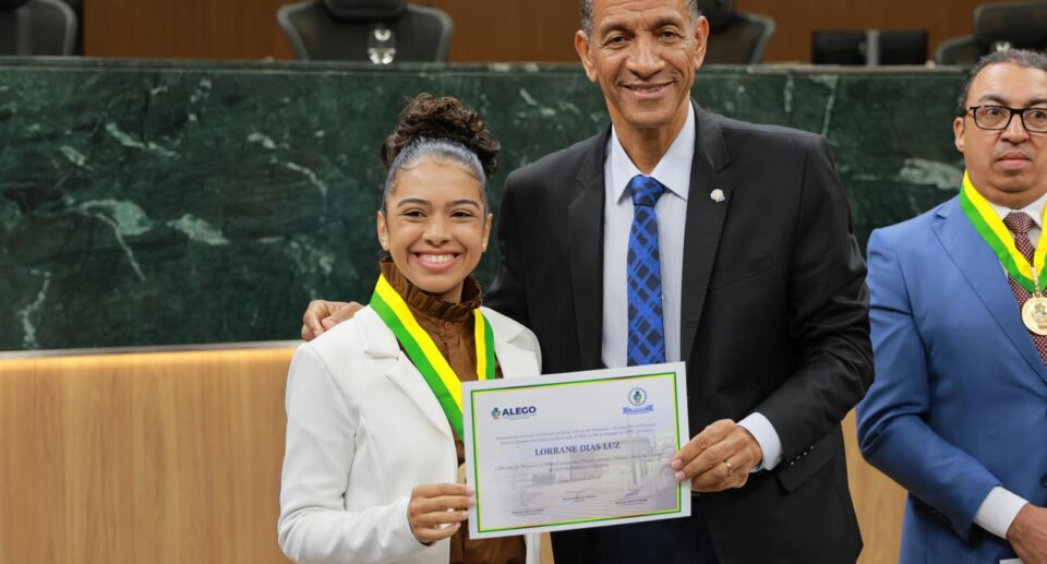 A cantora Lorrane Luz recebendo a Medalha. Foto: ALEGO.