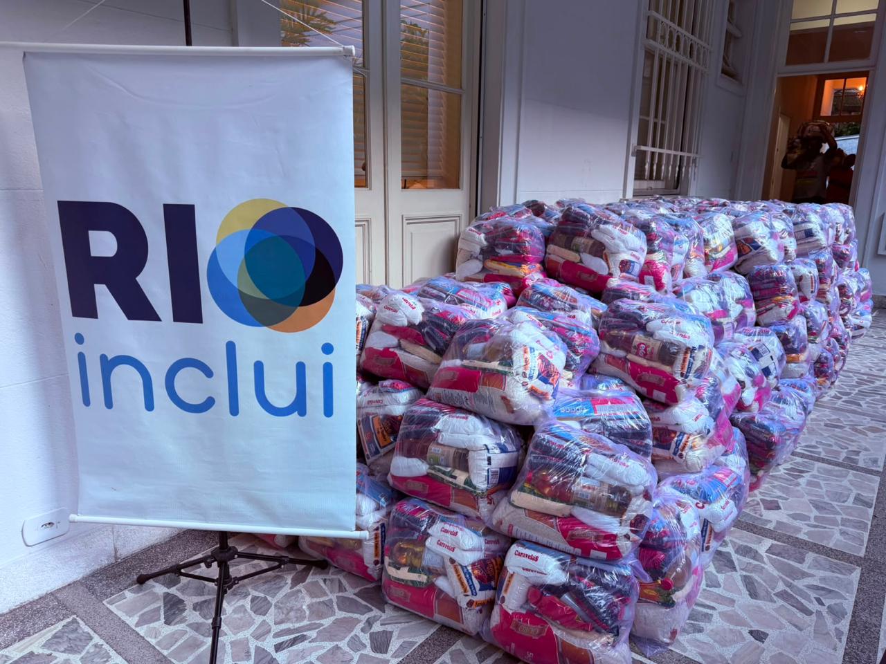 Conferência de Mulheres Evangélicas entrega mais de 7 toneladas de alimentos não perecíveis em parceria com a RIOinclui