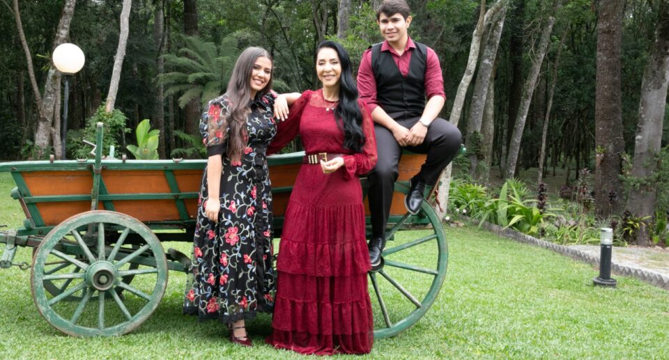 Mara Lima une forças com João Marcos e Maria Eduarda na sertaneja “Casinha de Barro”