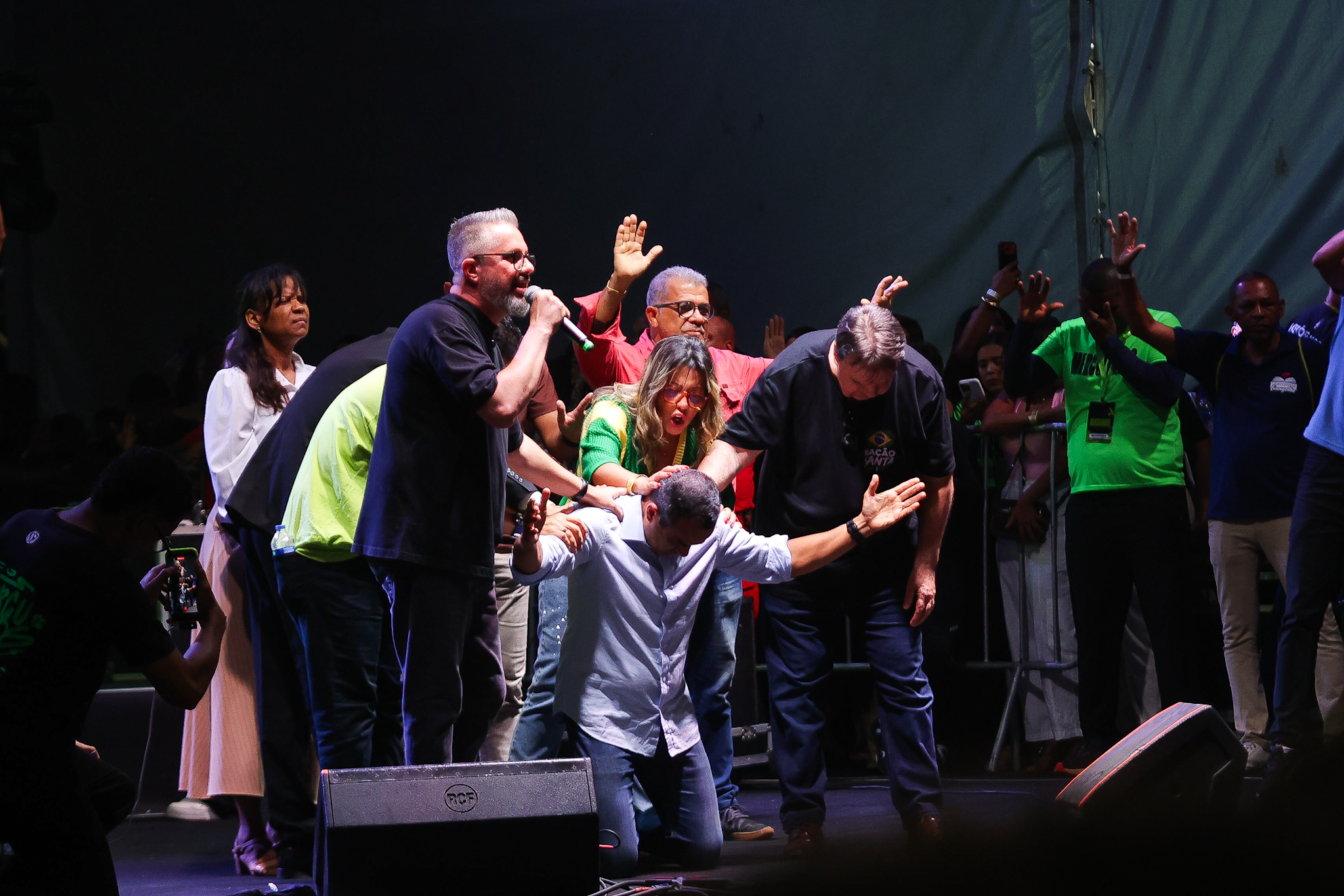 Mergulhados na Praça reúne centenas de pessoas em noite de fé e música gospel em Salvador