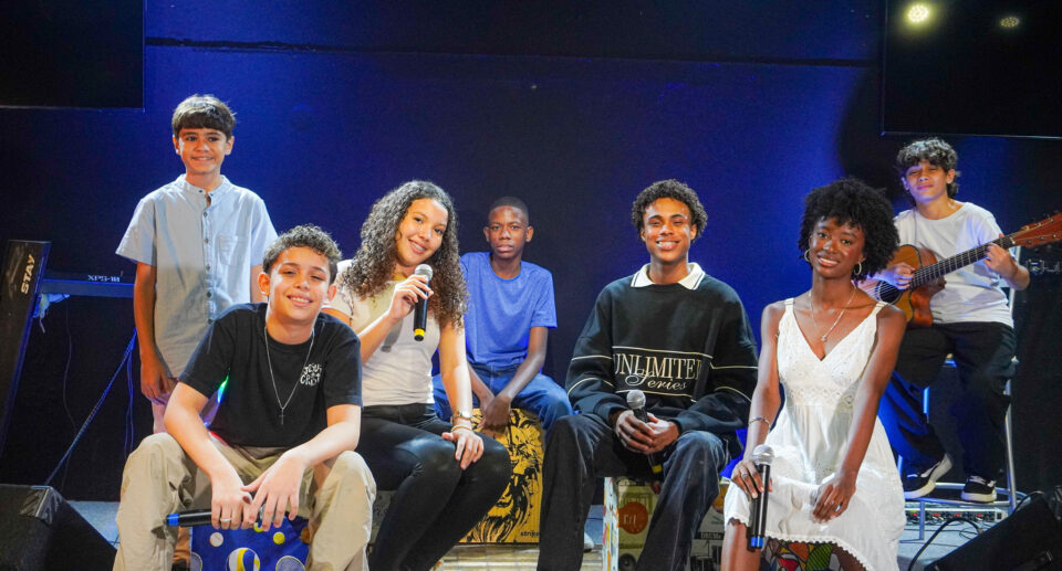 João Gabriel e alunos da escola de música Sonnoru’s. Foto: E.B Produções.